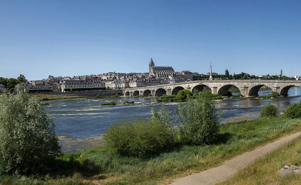 Pont en pierre traversant la Loire.