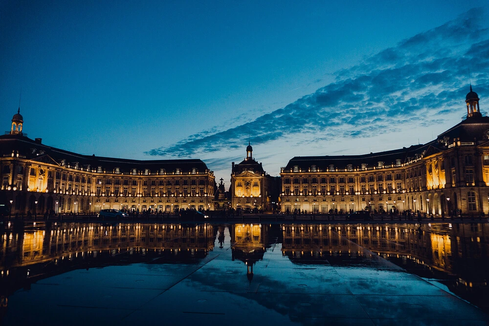 Le Miroir d'eau de Bordeaux reflétant la façade du Palais de la Bourse.